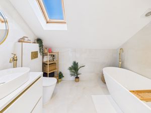 Ensuite- click for photo gallery